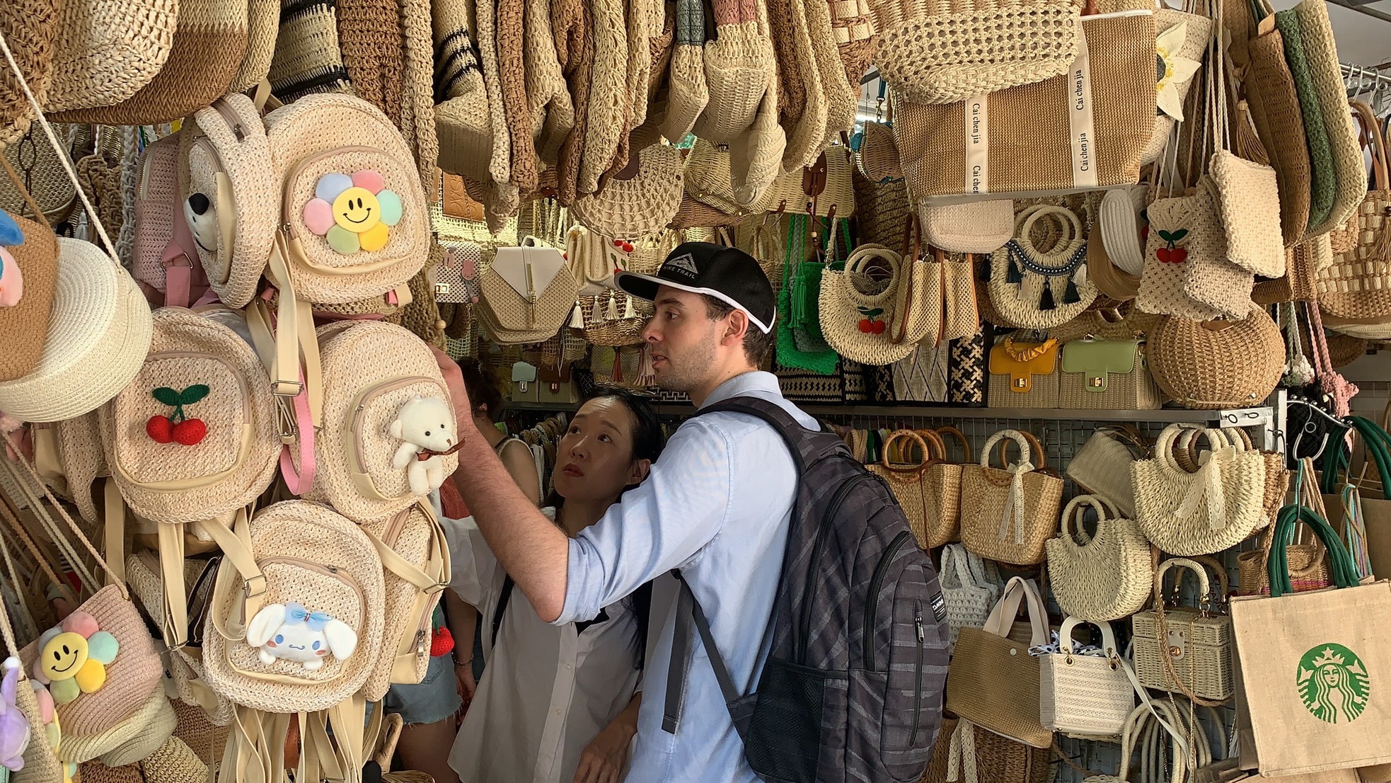 Chợ truyền thống lâu đời nhất Đà Nẵng đông nghịt du khách - Ảnh 7.