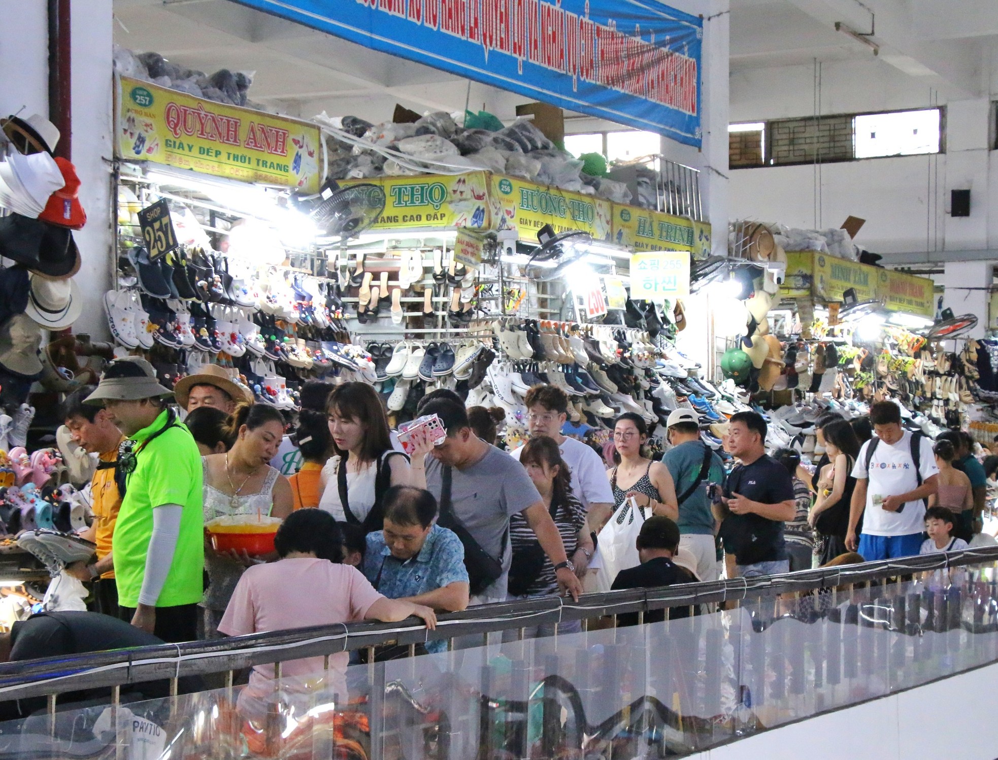Chợ truyền thống lâu đời nhất Đà Nẵng đông nghịt du khách - Ảnh 9.