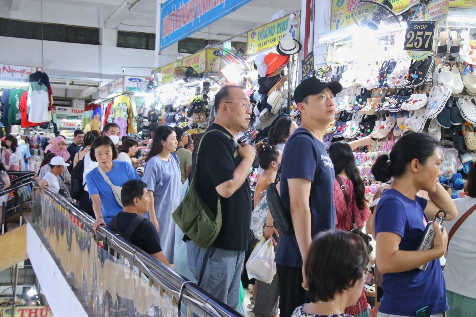Chợ truyền thống lâu đời nhất Đà Nẵng đông nghịt du khách - Ảnh 13.