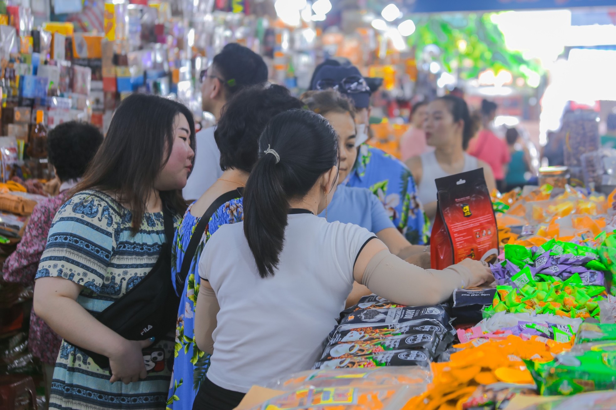 Chợ truyền thống lâu đời nhất Đà Nẵng đông nghịt du khách - Ảnh 6.