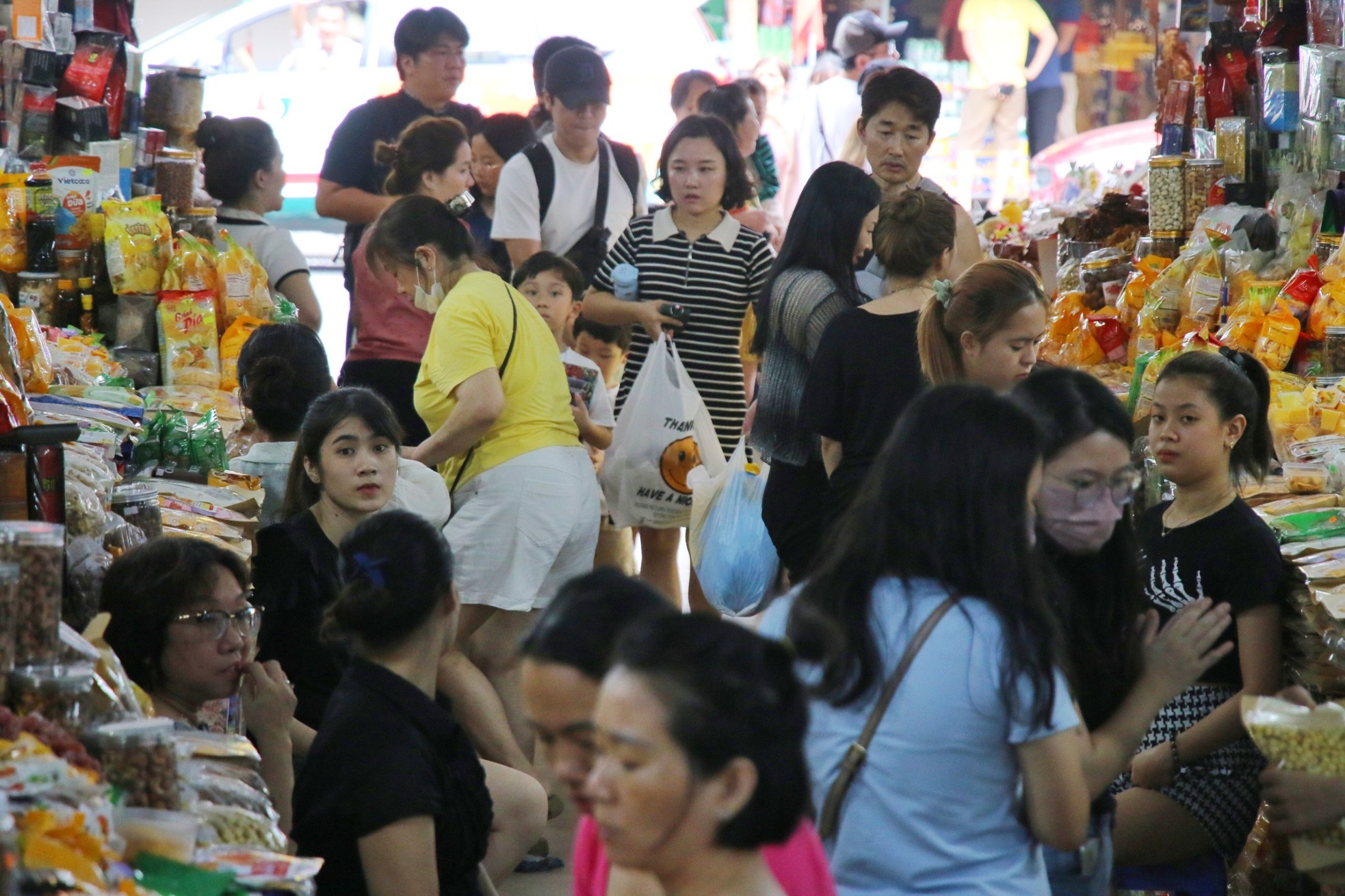 Chợ truyền thống lâu đời nhất Đà Nẵng đông nghịt du khách - Ảnh 3.