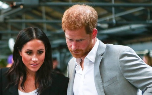 Biểu cảm chán nản của Harry khi ở cạnh Meghan gây chú ý