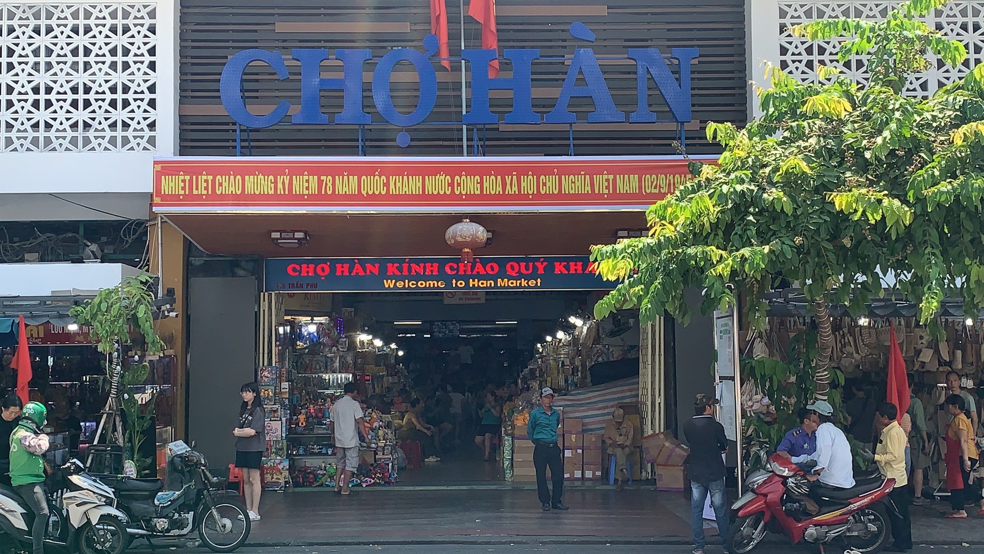 Chợ truyền thống lâu đời nhất Đà Nẵng đông nghịt du khách - Ảnh 2.