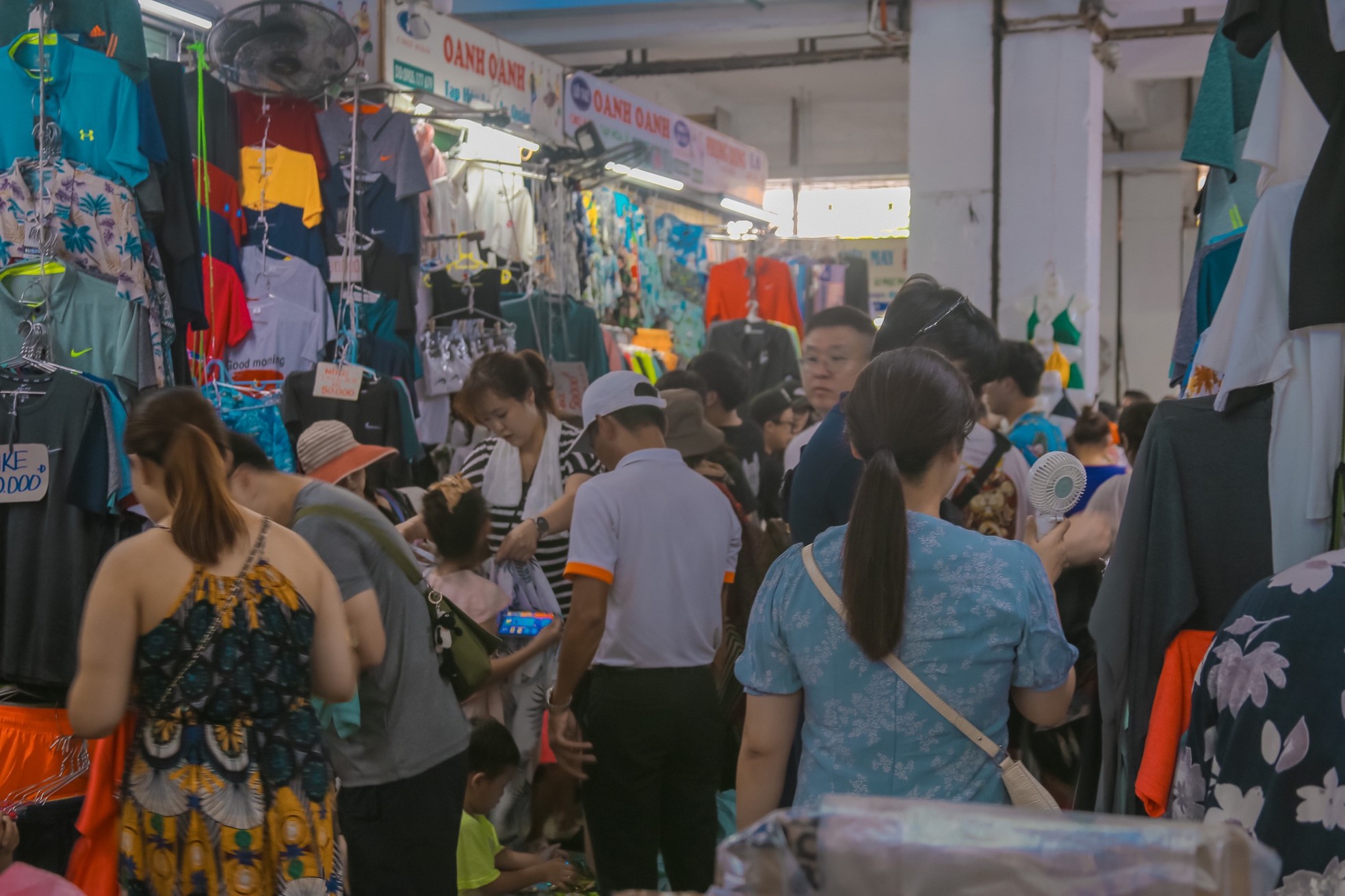 Chợ truyền thống lâu đời nhất Đà Nẵng đông nghịt du khách - Ảnh 8.