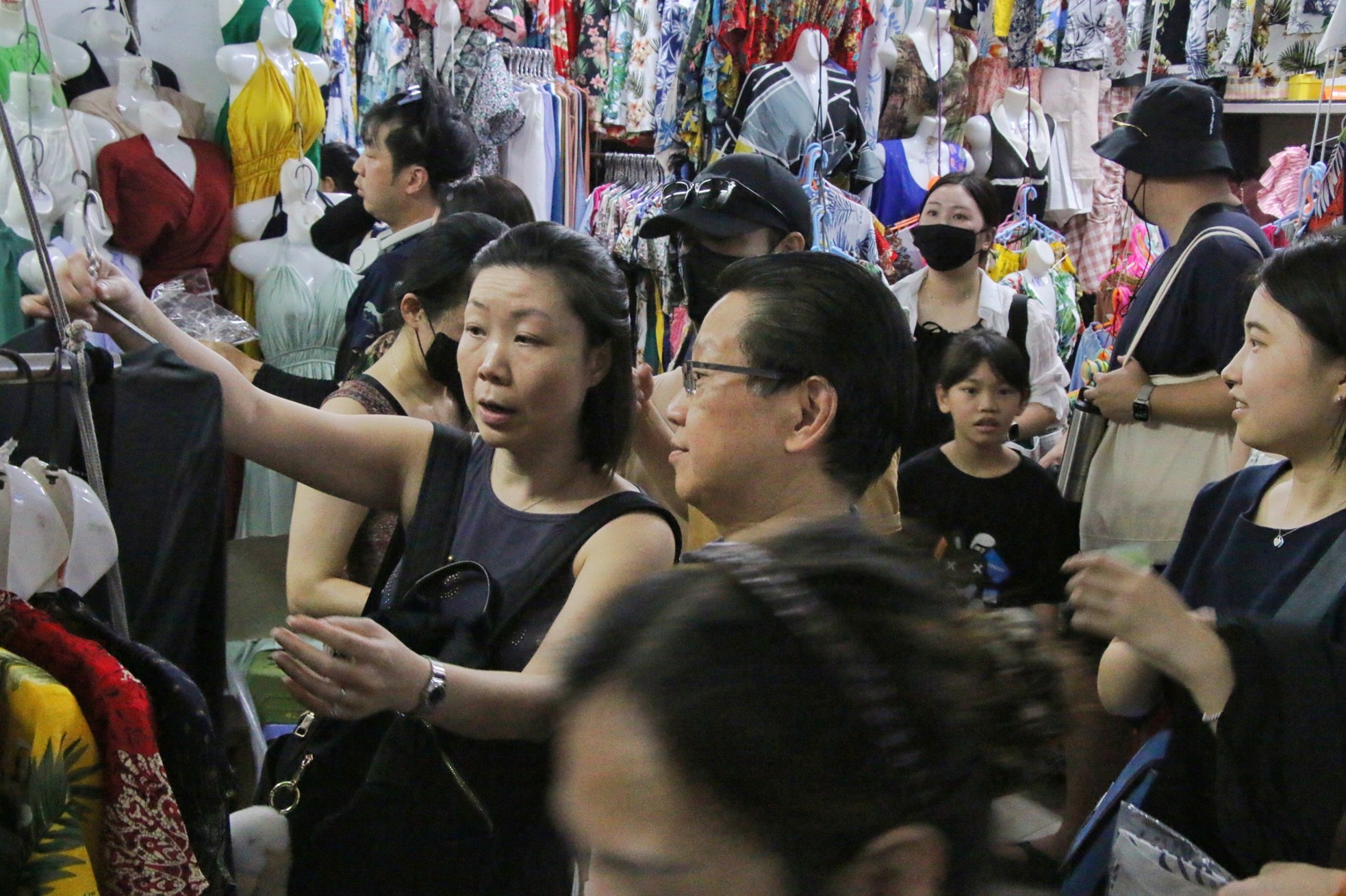 Chợ truyền thống lâu đời nhất Đà Nẵng đông nghịt du khách - Ảnh 11.