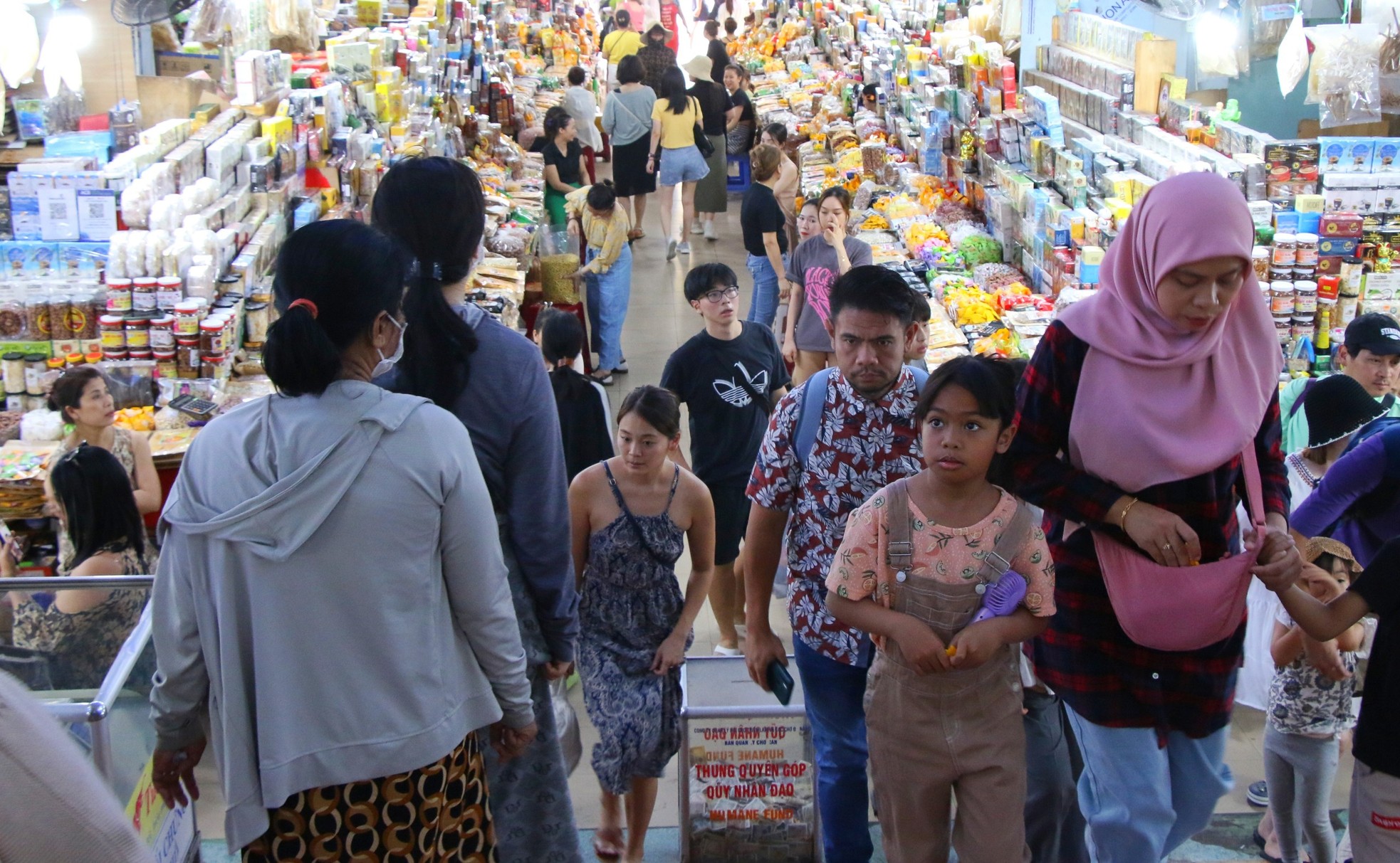Chợ truyền thống lâu đời nhất Đà Nẵng đông nghịt du khách - Ảnh 12.