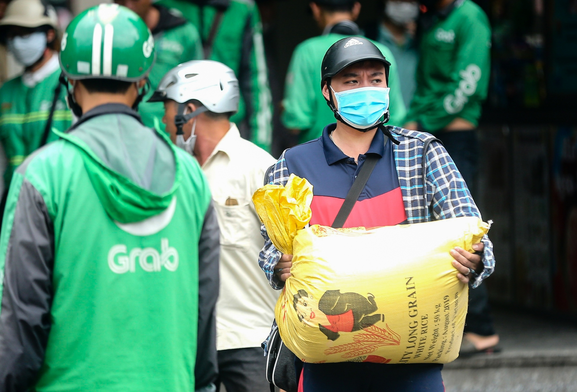 Hà Nội: Bến xe khách nhộn nhịp, người dân lỉnh kỉnh hành lý trở lại sau kì nghỉ lễ 2/9 - Ảnh 6.