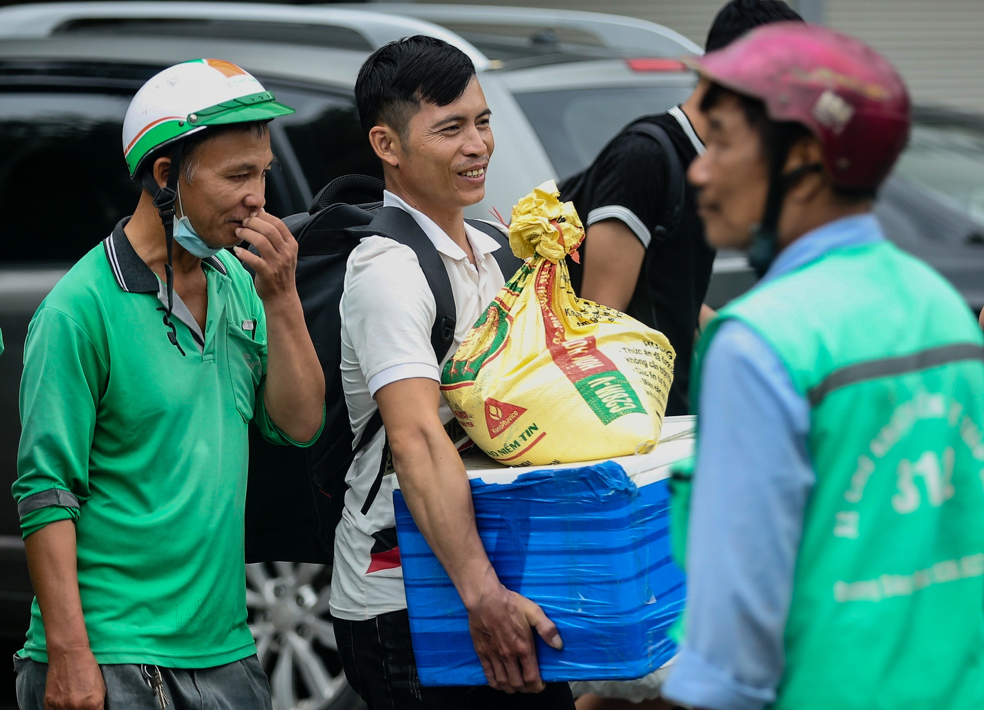 Hà Nội: Bến xe khách nhộn nhịp, người dân lỉnh kỉnh hành lý trở lại sau kì nghỉ lễ 2/9 - Ảnh 3.