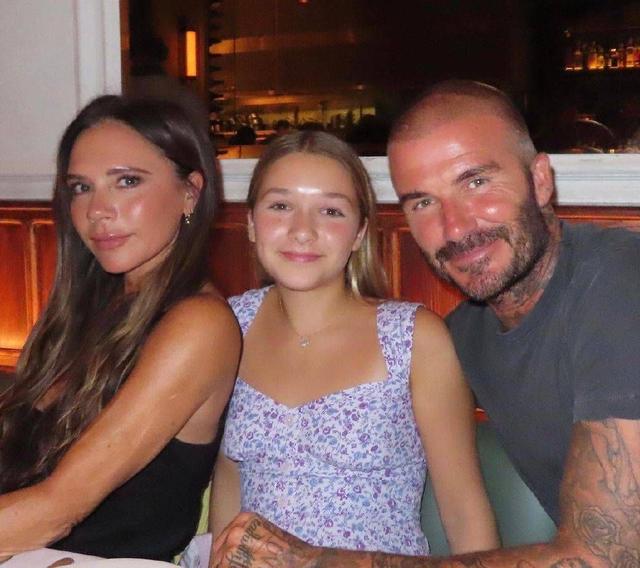Harper nhà David Beckham khoe vẻ ngoài xinh xắn, chiếm trọn “spotlight” trong bữa tiệc gia đình - Ảnh 1.