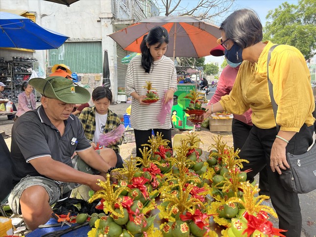 Những phiên chợ độc lạ ở TPHCM - Ảnh 1.