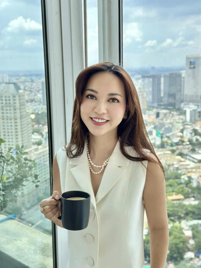 Nữ CEO sống trong penthouse với nhan sắc "lão hóa ngược": U40 nhưng da dẻ trắng mịn, căng bóng khiến các cô gái trẻ phải ghen tỵ.