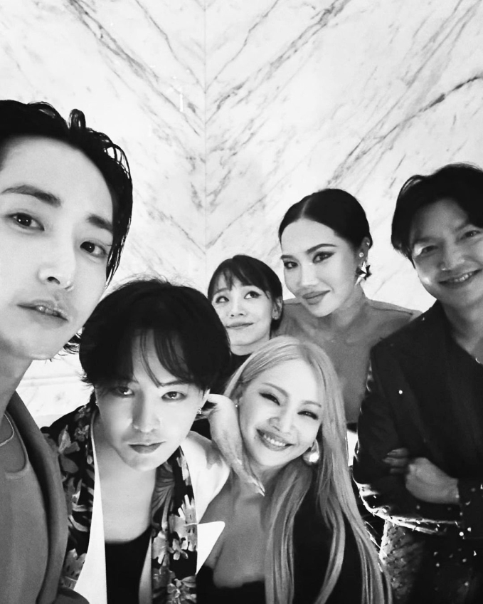 Sự kiện gây tò mò: Jisoo (BLACKPINK) ngồi đối diện với “em rể” V (BTS), G-Dragon xuất hiện cùng chỗ với “oan gia” - Ảnh 6. Sự kiện gây tò mò: Jisoo (BLACKPINK) ngồi đối diện với “em rể” V (BTS), G-Dragon xuất hiện cùng chỗ với “oan gia” - Ảnh 6.