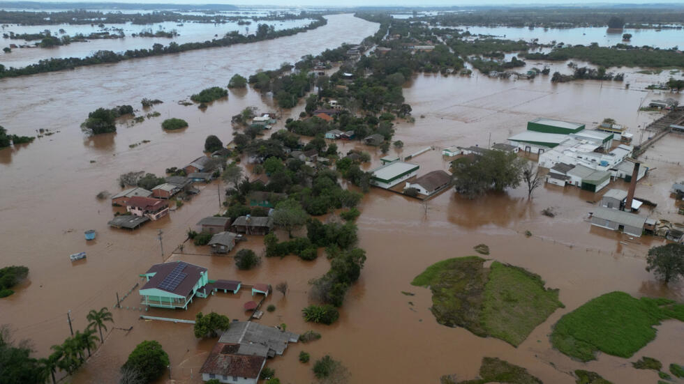 Bão lớn khiến ít nhất 22 người thiệt mạng ở miền Nam Brazil, dự kiến lũ lụt sẽ tiếp diễn - Ảnh 1.