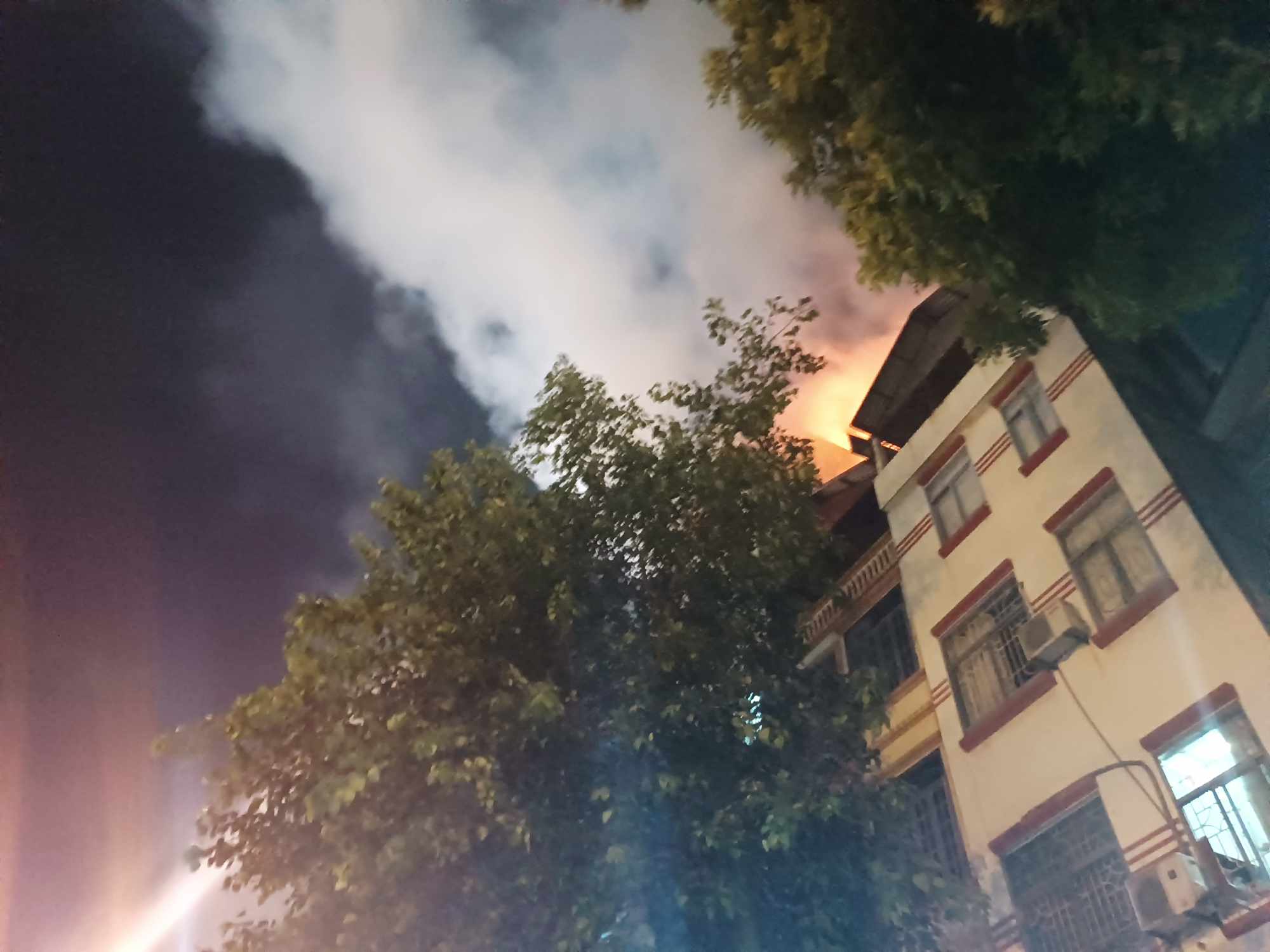 Cháy căn nhà 6 tầng tại Láng, khói lửa bốc lên ngùn ngụt - Ảnh 1.