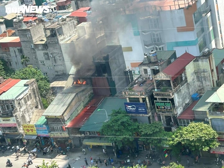 Nhà 3 tầng ở Hà Nội bốc cháy kèm nhiều tiếng nổ lớn - Ảnh 1.
