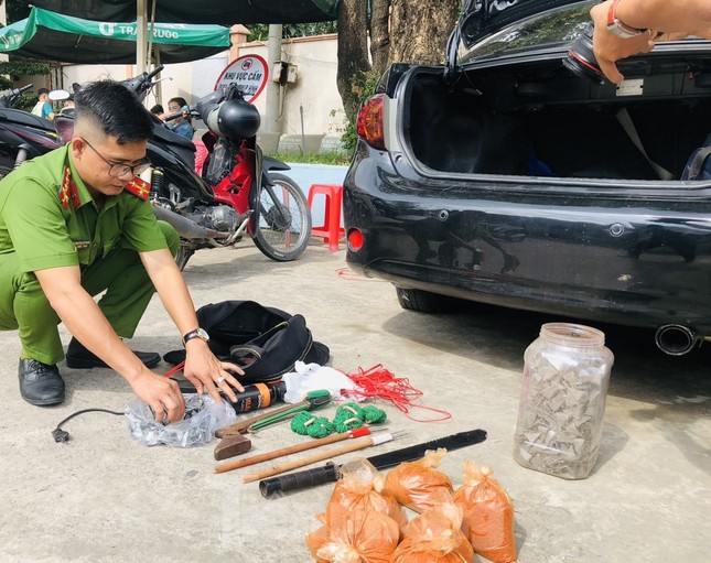 &quot;Cẩu tặc&quot; rải đinh, bắn bị thương lực lượng truy đuổi - Ảnh 2.