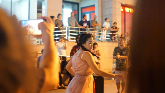 Người trẻ Trung Quốc rủ nhau làm diễn viên ở phim trường rộng nhất thế giới: Nằm im cũng kiếm ra tiền, dễ sống hơn &quot;vật lộn trong thành phố&quot; - Ảnh 8.