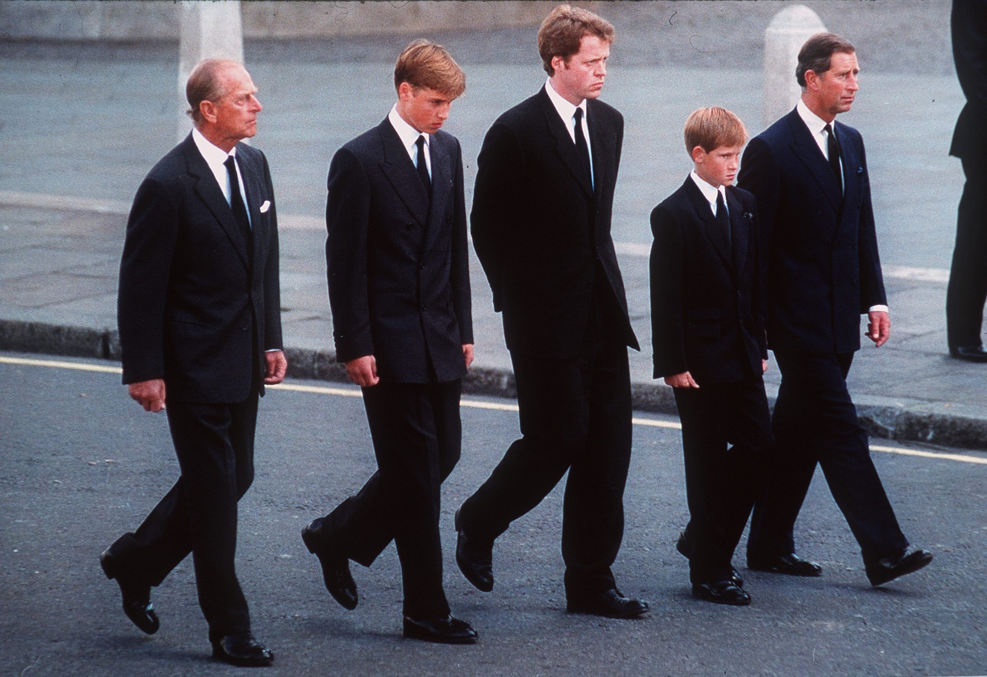Khoảnh khắc xúc động tại đám tang Công nương Diana 26 năm trước tiết lộ điều đặc biệt về Hoàng tử William - Ảnh 3.
