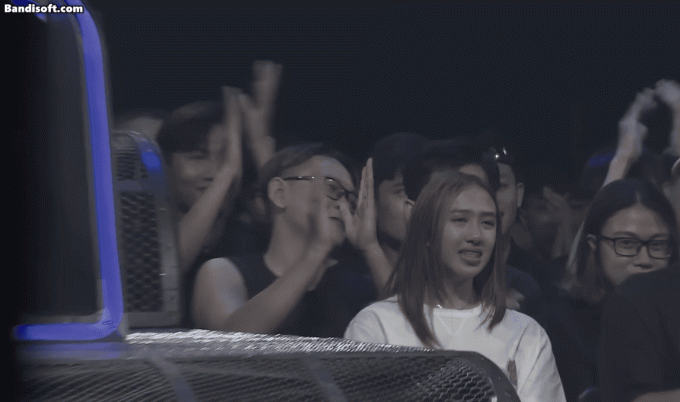 Con g&aacute;i Th&aacute;i VG bật kh&oacute;c khi lần đầu trong đời xem bố biểu diễn tại Việt Nam, điều ở Mỹ c&ocirc; kh&ocirc;ng được ph&eacute;p - Ảnh 2.