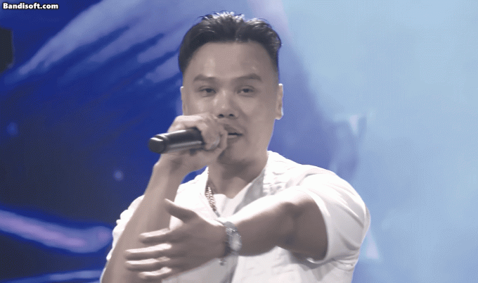 Con g&aacute;i Th&aacute;i VG bật kh&oacute;c khi lần đầu trong đời xem bố biểu diễn tại Việt Nam, điều ở Mỹ c&ocirc; kh&ocirc;ng được ph&eacute;p - Ảnh 1.