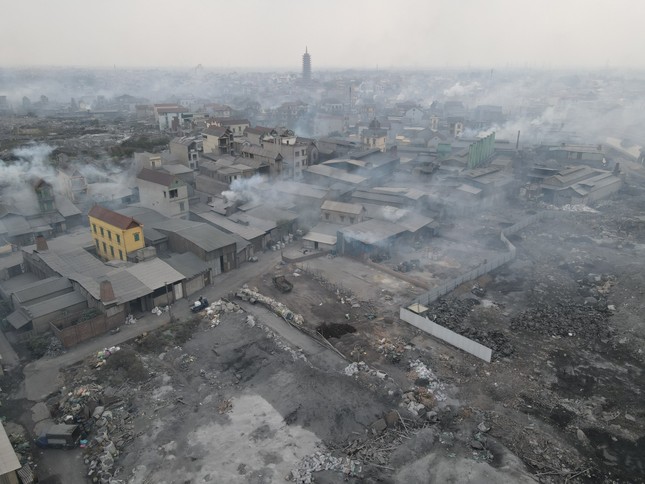Cuộc sống khắc nghiệt tại ngôi làng bị gần 400 nghìn tấn rác thải bủa vây - Ảnh 4.