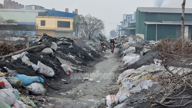 Cuộc sống khắc nghiệt tại ngôi làng bị gần 400 nghìn tấn rác thải bủa vây - Ảnh 1.
