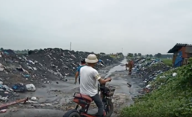 Cuộc sống khắc nghiệt tại ngôi làng bị gần 400 nghìn tấn rác thải bủa vây - Ảnh 5.