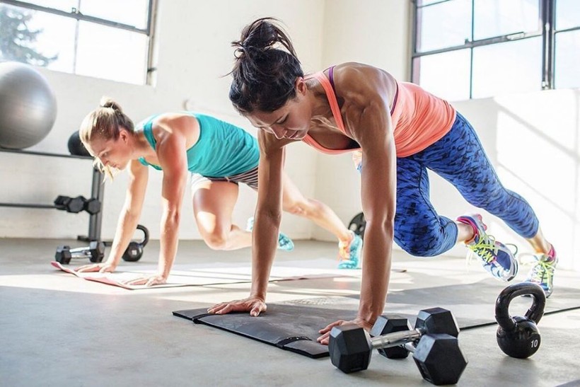 Hot girl tập Gym hướng dẫn bài tập thắt eo đồng hồ cát quyến rũ tại nhà - Ảnh 4. Hot girl tập Gym hướng dẫn bài tập thắt eo đồng hồ cát quyến rũ tại nhà - Ảnh 4.