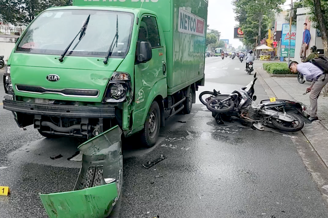 TPHCM: Xe tải tông 3 xe máy, nhiều người bị thương - Ảnh 1.