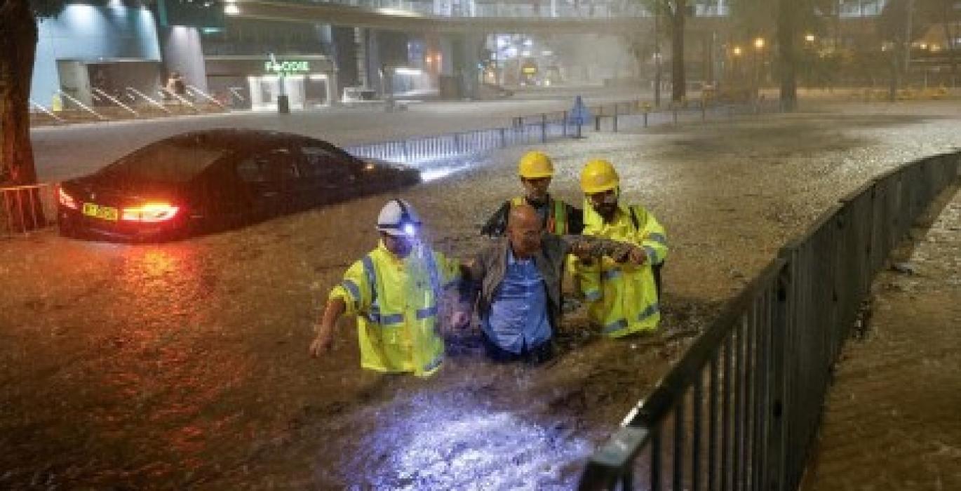 Mưa lớn kỷ lục trong 140 năm ở Hong Kong (Trung Quốc) gây ngập lụt nghiêm trọng - Ảnh 1.