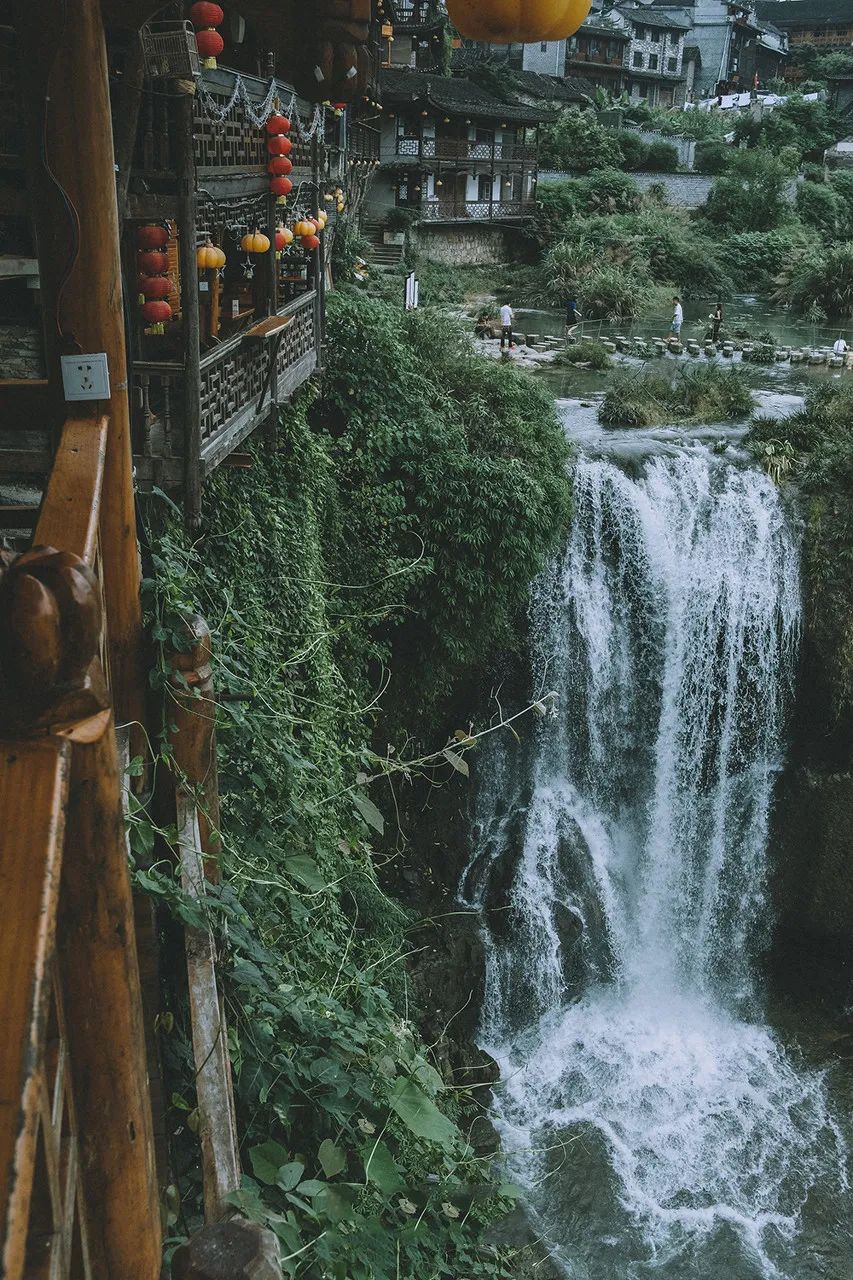 Cận cảnh vẻ đẹp vượt thời gian của trấn Phù Dung - trấn cổ nghìn năm treo trên thác nước  - Ảnh 1.