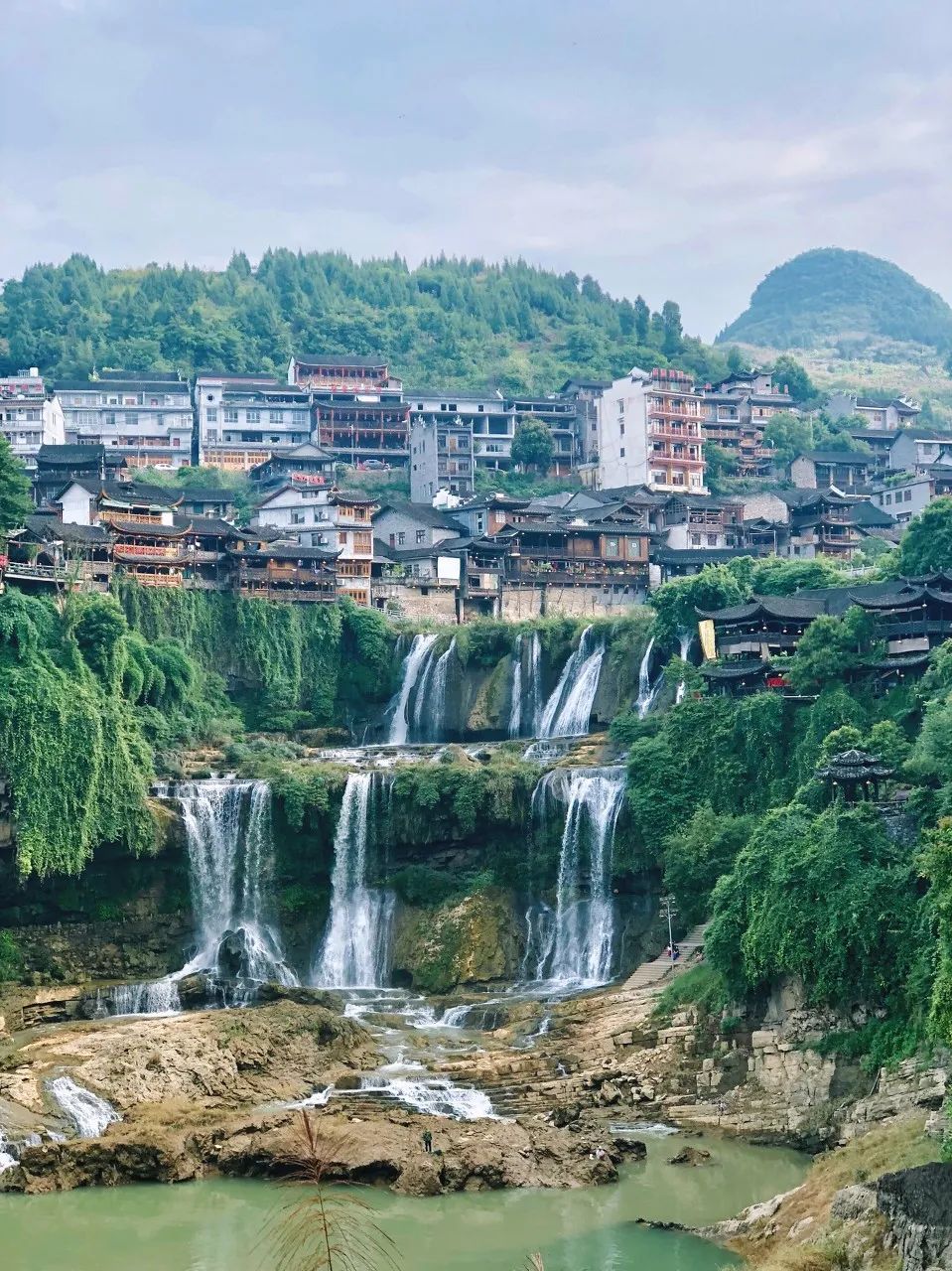 Cận cảnh vẻ đẹp vượt thời gian của trấn Phù Dung - trấn cổ nghìn năm treo trên thác nước  - Ảnh 4.