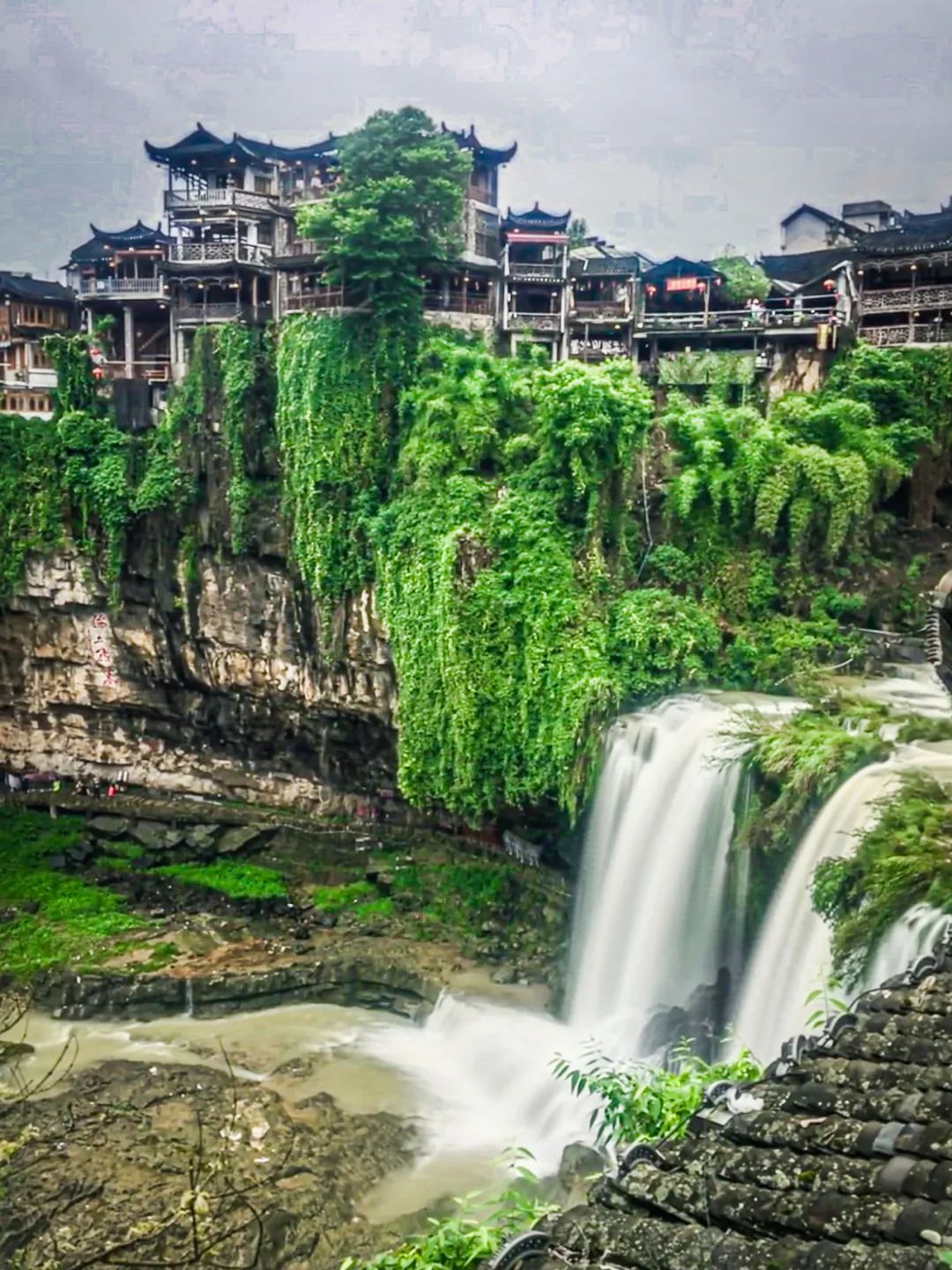 Cận cảnh vẻ đẹp vượt thời gian của trấn Phù Dung - trấn cổ nghìn năm treo trên thác nước  - Ảnh 5.