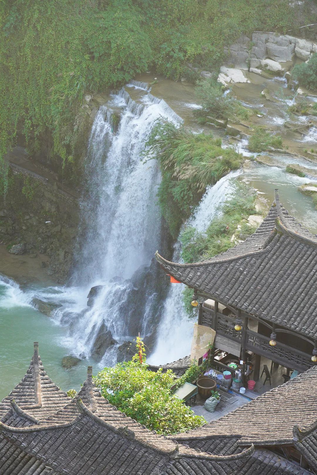 Cận cảnh vẻ đẹp vượt thời gian của trấn Phù Dung - trấn cổ nghìn năm treo trên thác nước  - Ảnh 6.