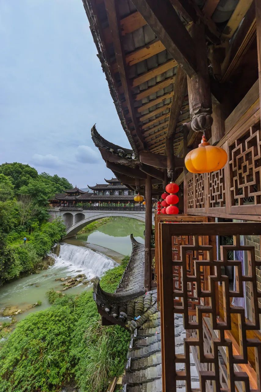 Cận cảnh vẻ đẹp vượt thời gian của trấn Phù Dung - trấn cổ nghìn năm treo trên thác nước  - Ảnh 8.