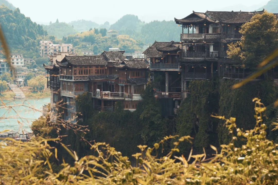 Cận cảnh vẻ đẹp vượt thời gian của trấn Phù Dung - trấn cổ nghìn năm treo trên thác nước  - Ảnh 12.