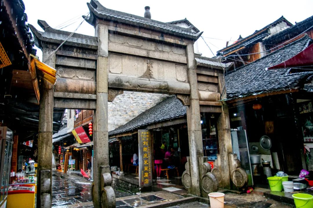 Cận cảnh vẻ đẹp vượt thời gian của trấn Phù Dung - trấn cổ nghìn năm treo trên thác nước  - Ảnh 20.