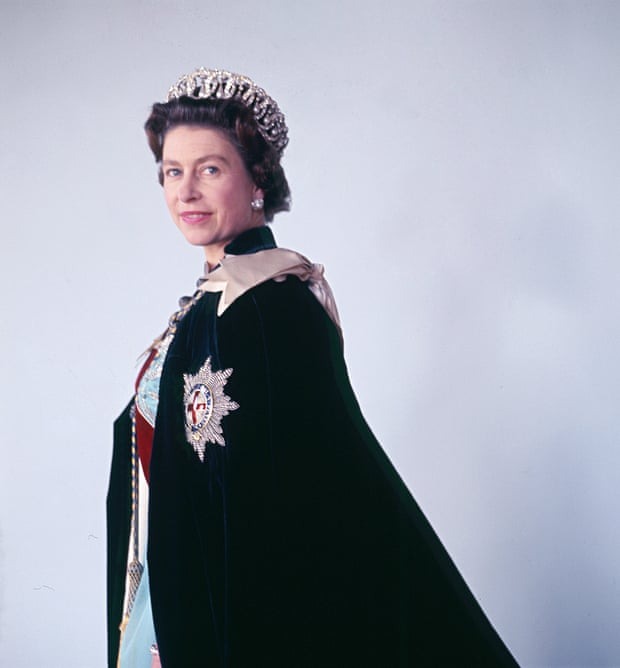 Một năm ngày mất của Nữ vương Elizabeth II, Vương thất Anh công bố bức chân dung chưa từng thấy - Ảnh 2.