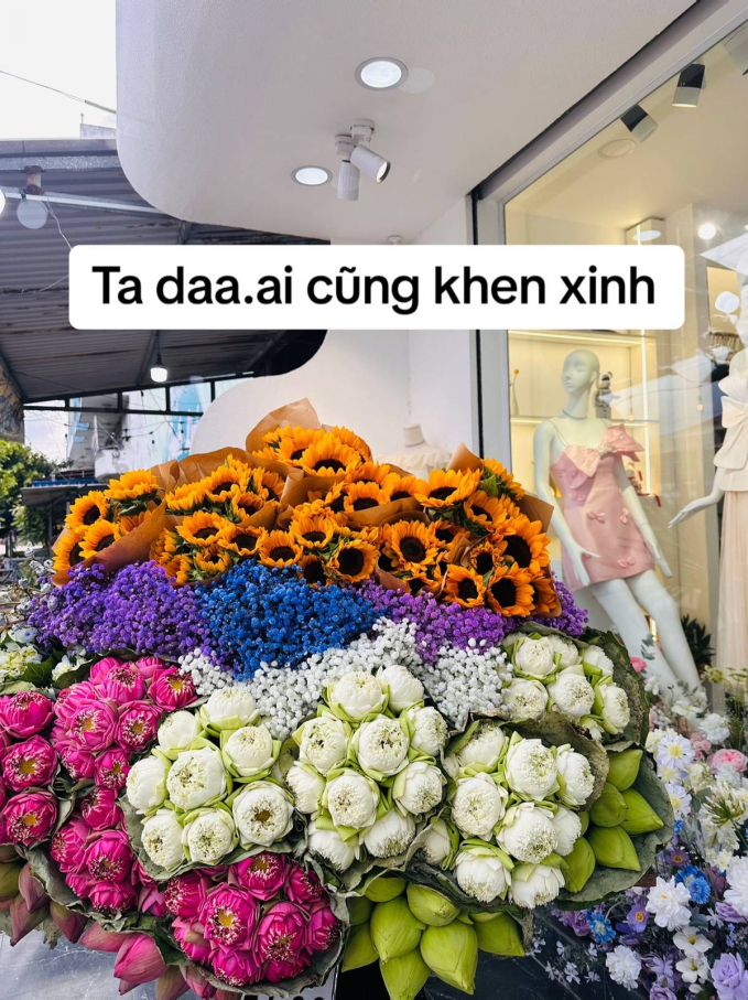 9X bỏ 3 triệu &quot;đu trend&quot; gánh hoa thu Hà Nội, cho khách chụp free nhưng vẫn khẳng định: Mình lãi, không lỗ! - Ảnh 2.