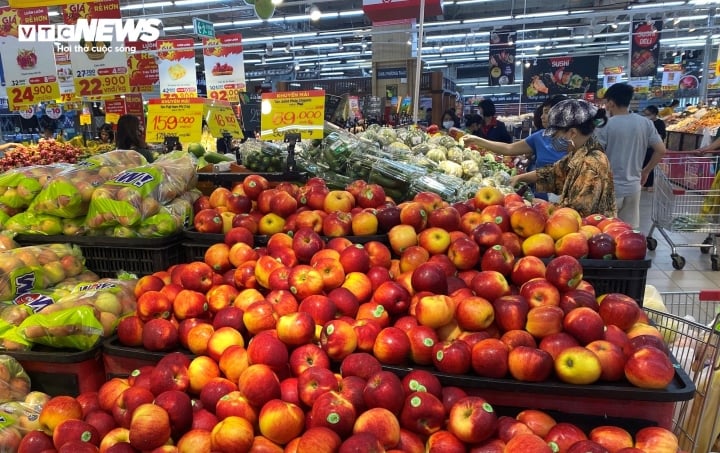 Trái cây nhập ngoại tràn ngập thị trường, giá rẻ chưa từng có - Ảnh 1. Trái cây nhập ngoại tràn ngập thị trường, giá rẻ chưa từng có - Ảnh 1.