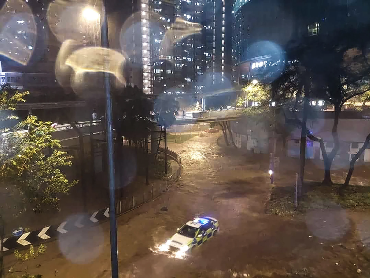 Cận cảnh ngập lụt khủng khiếp ở Hồng Kông - Ảnh 12.
