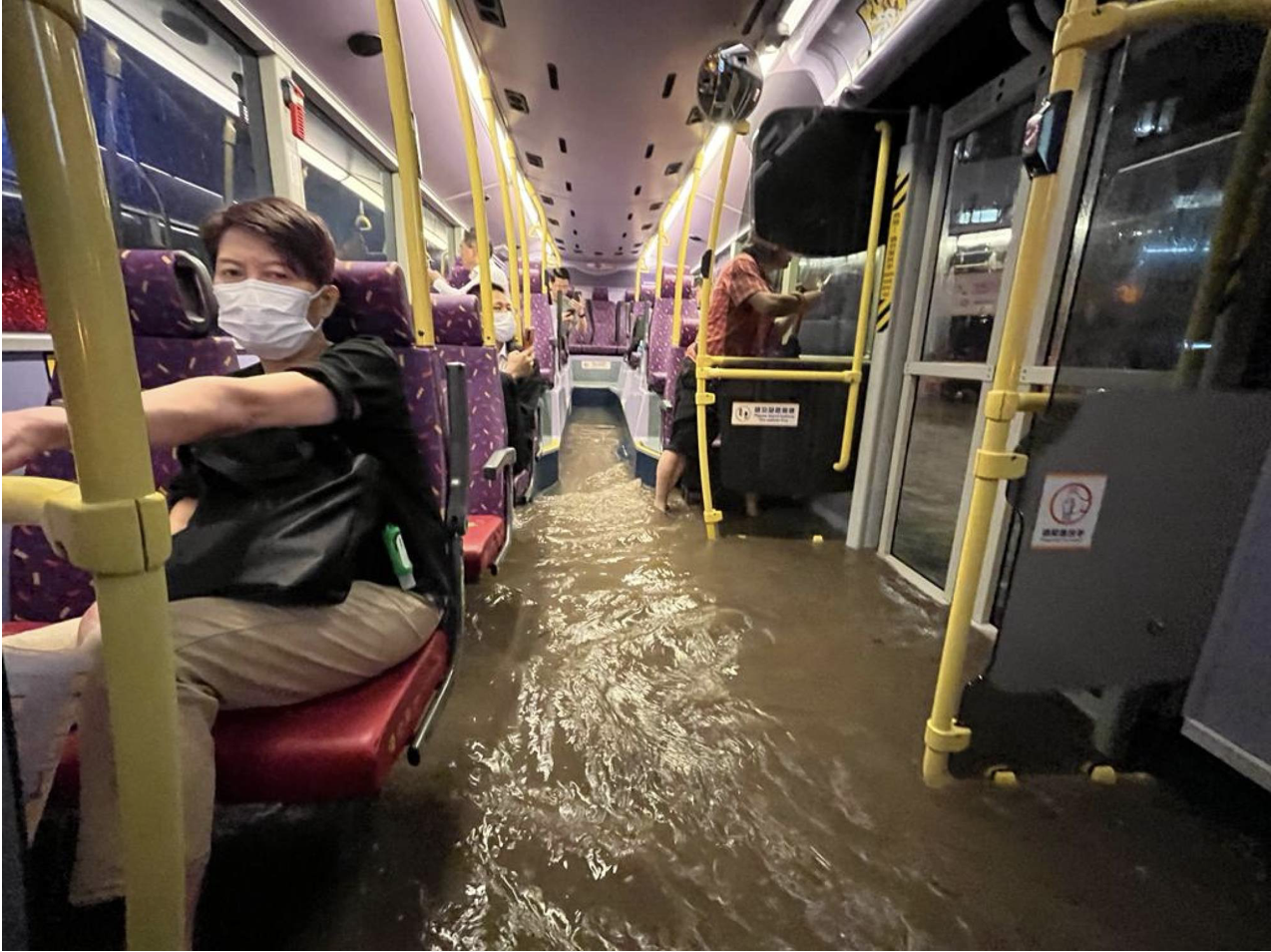 Cận cảnh ngập lụt khủng khiếp ở Hồng Kông - Ảnh 14.