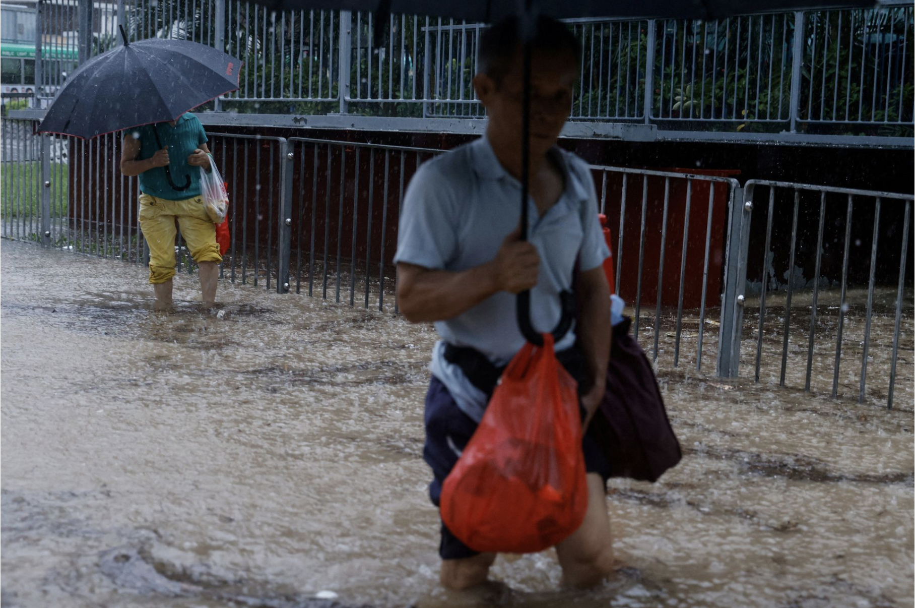 Cận cảnh ngập lụt khủng khiếp ở Hồng Kông - Ảnh 17.