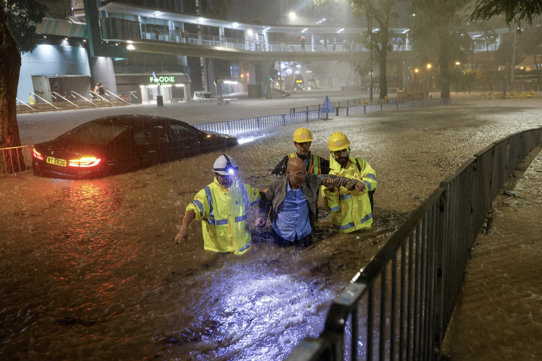 Cận cảnh ngập lụt khủng khiếp ở Hồng Kông - Ảnh 18.