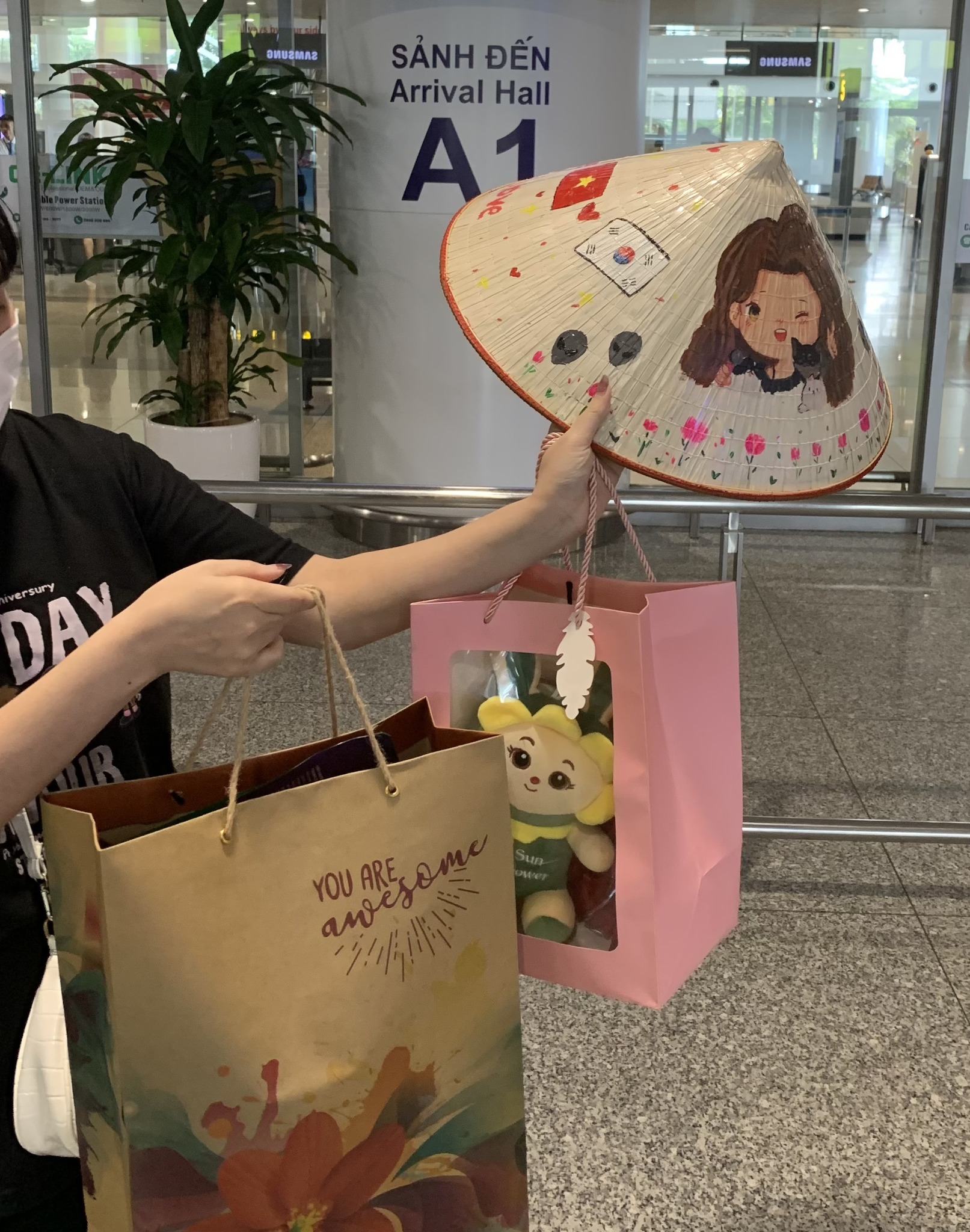 "Beyoncé xứ Hàn" Ailee đổ bộ Việt Nam, hào hứng nhận nón lá và ký tặng fan Việt - Ảnh 5.