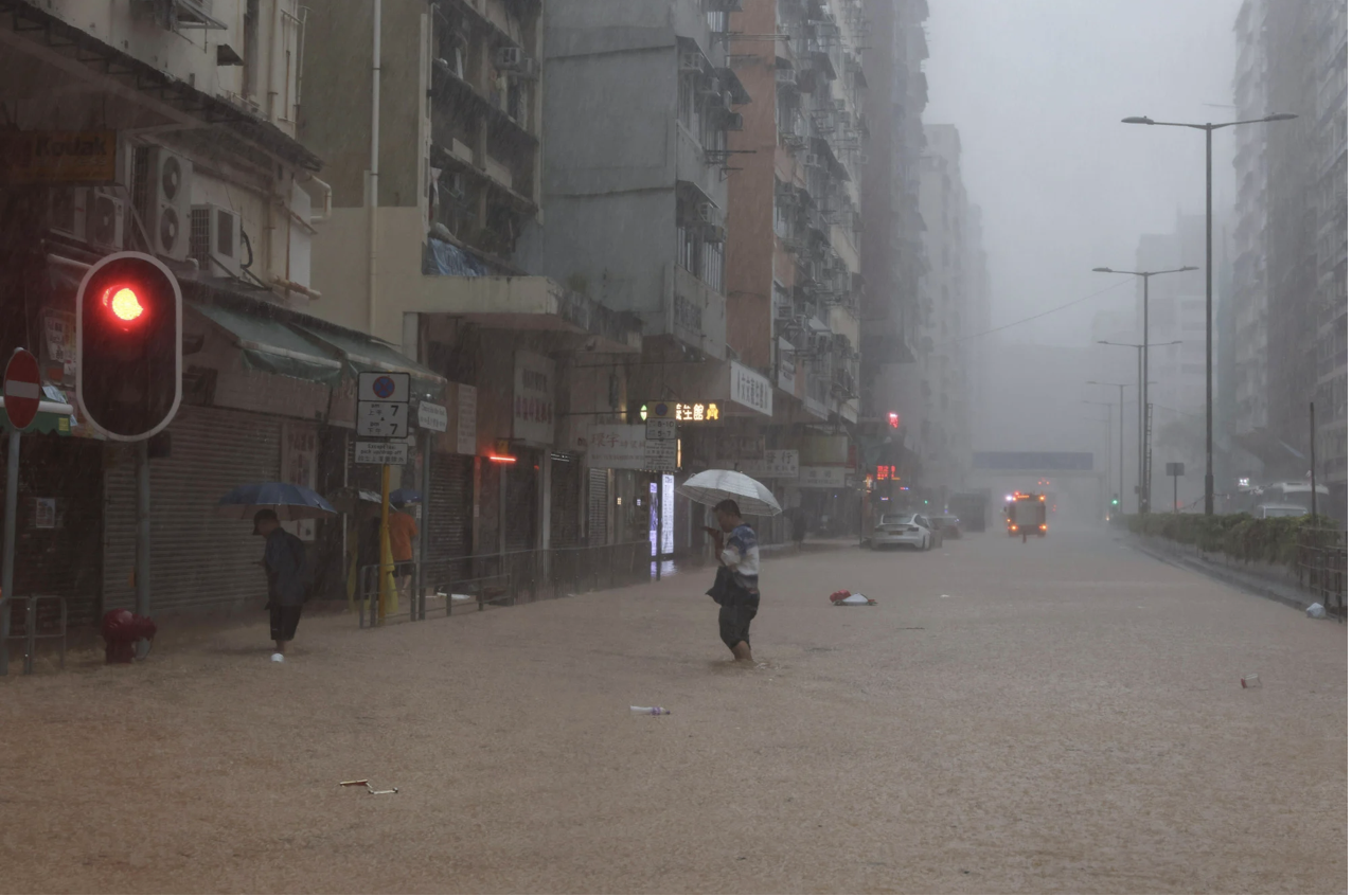 Cận cảnh ngập lụt khủng khiếp ở Hồng Kông - Ảnh 5.