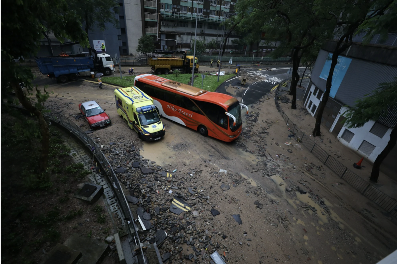 Cận cảnh ngập lụt khủng khiếp ở Hồng Kông - Ảnh 6.