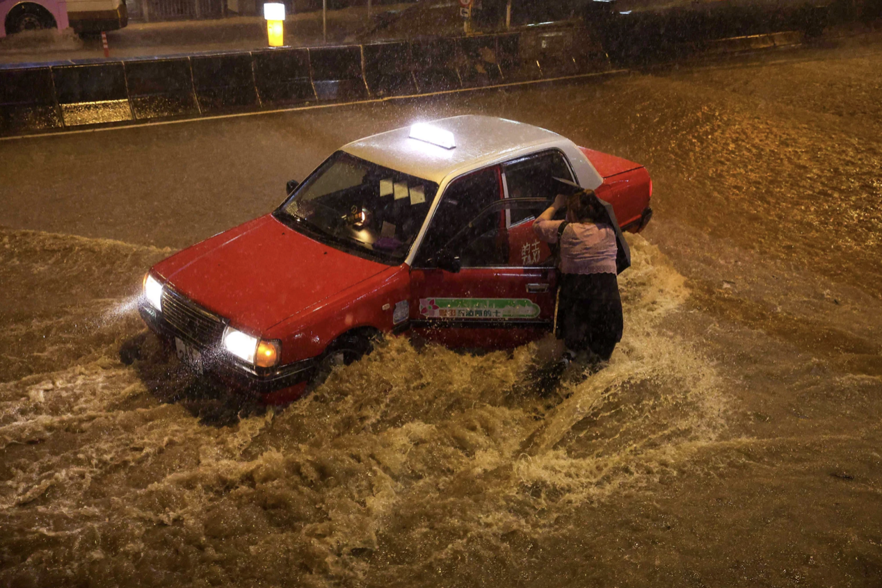 Cận cảnh ngập lụt khủng khiếp ở Hồng Kông - Ảnh 9.