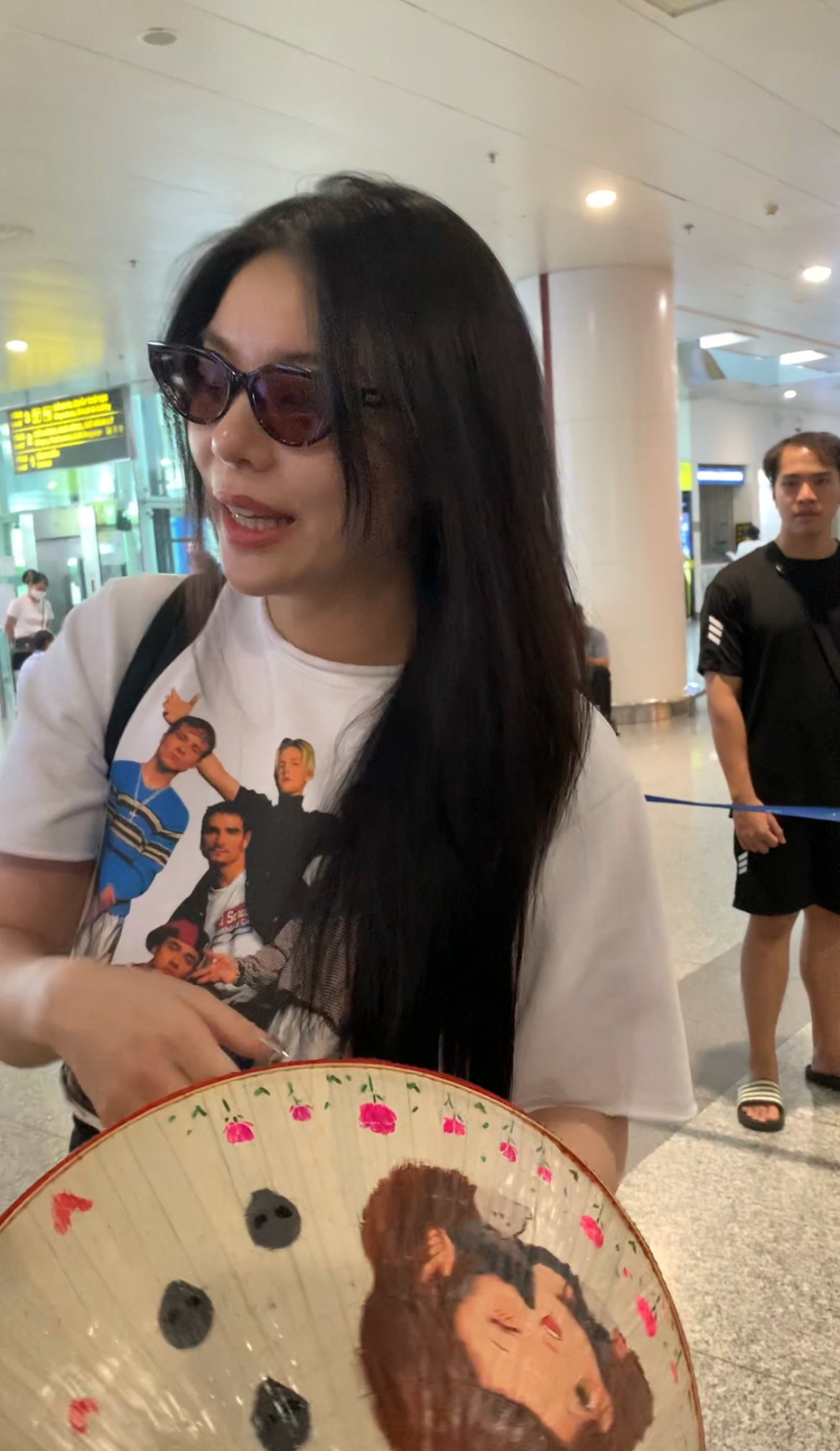 "Beyoncé xứ Hàn" Ailee đổ bộ Việt Nam, hào hứng nhận nón lá và ký tặng fan Việt - Ảnh 2.