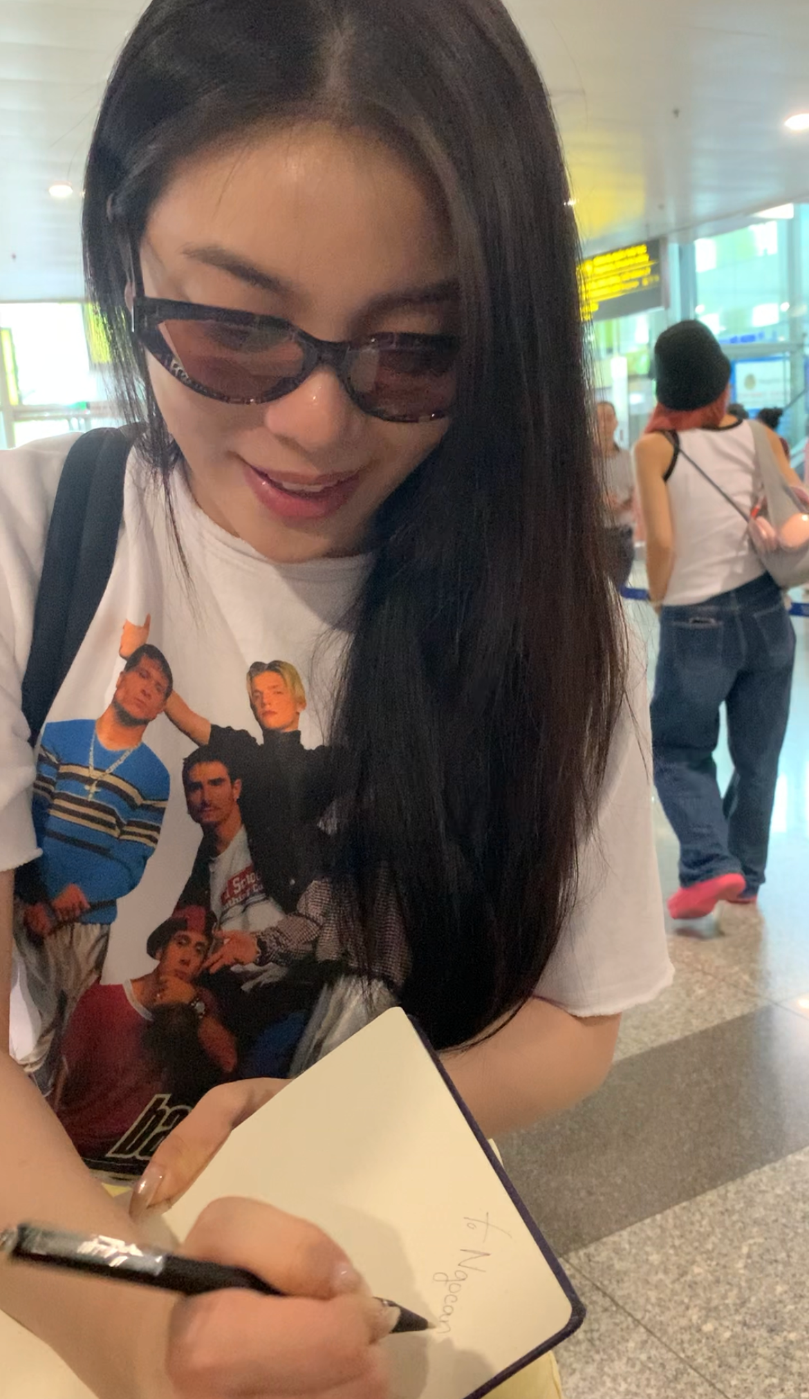 "Beyoncé xứ Hàn" Ailee đổ bộ Việt Nam, hào hứng nhận nón lá và ký tặng fan Việt - Ảnh 3.